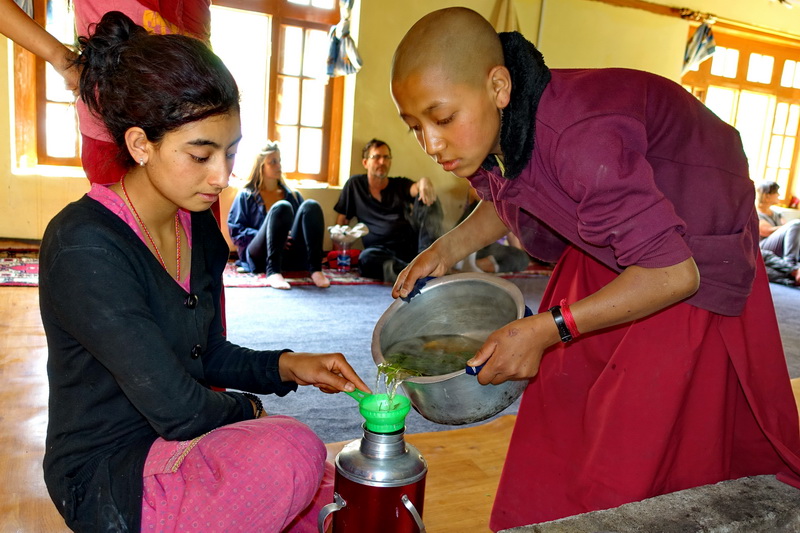 במנזר הנשים מזגו לנו החניכות תה צמחים טעים