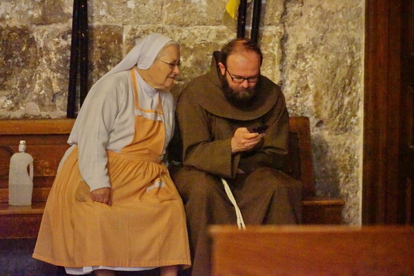 נזירה ונזיר, הקפלה הקתולית בכנסית הקבר